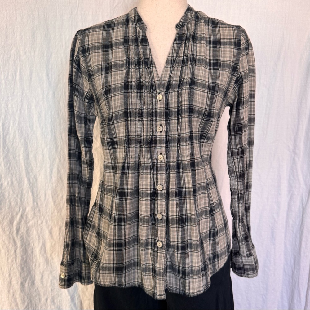 Converse Fitted Black, Grey, White Plaid Button-Up Shirt w/ Pin-tuck pleating